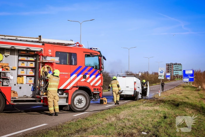 Net gekochte bestelbus vliegt in brand