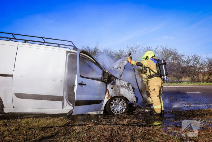 Net gekochte bestelbus vliegt in brand