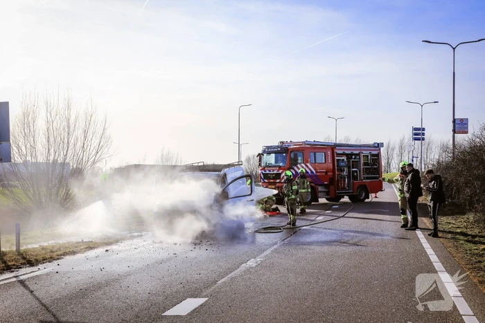 Net gekochte bestelbus vliegt in brand