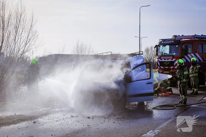 Net gekochte bestelbus vliegt in brand