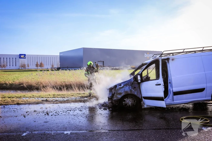 Net gekochte bestelbus vliegt in brand