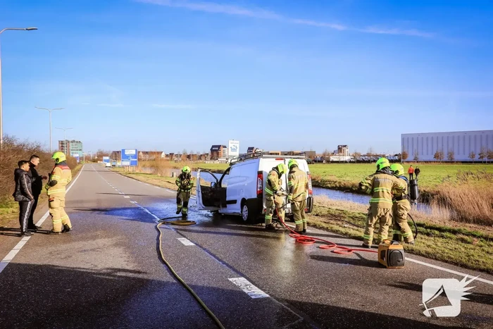 Net gekochte bestelbus vliegt in brand