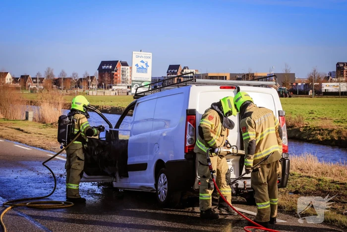 Net gekochte bestelbus vliegt in brand
