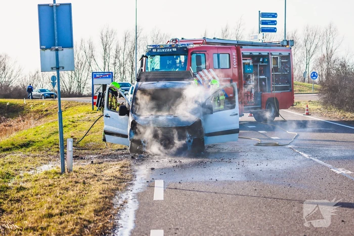 Net gekochte bestelbus vliegt in brand