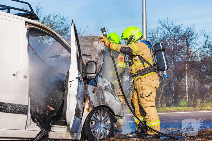 Net gekochte bestelbus vliegt in brand