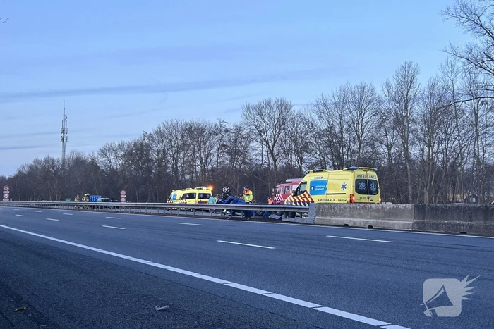 Ravage na groot ongeval waarbij auto over kop slaat