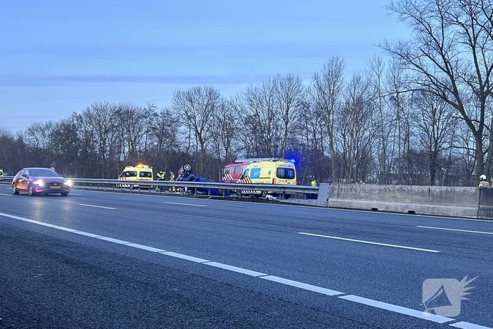Ravage na groot ongeval waarbij auto over kop slaat