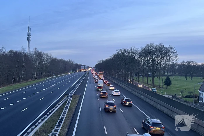 Ravage na groot ongeval waarbij auto over kop slaat