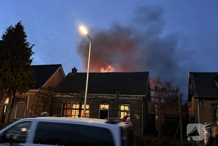 Felle uitslaande brand in een schuur achter woning