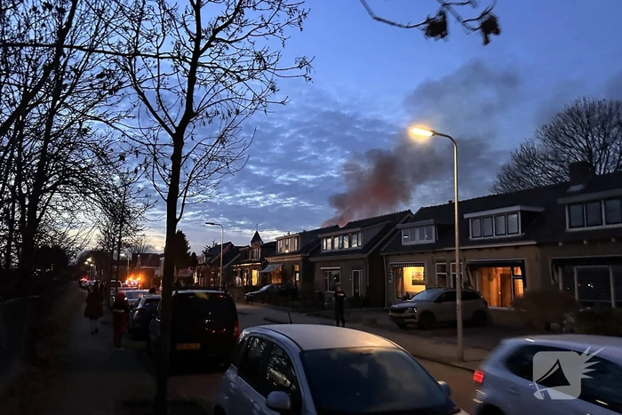 Felle uitslaande brand in een schuur achter woning