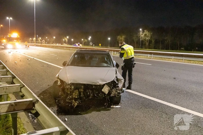Drie personen op de vlucht na crash op snelweg
