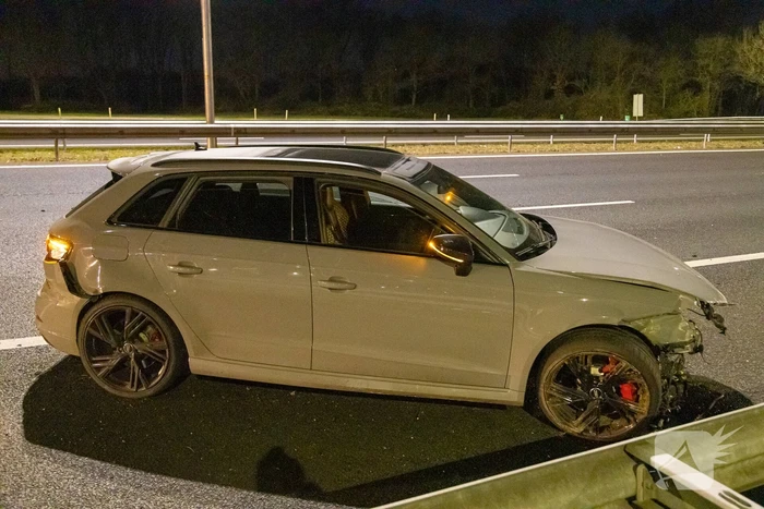 Drie personen op de vlucht na crash op snelweg