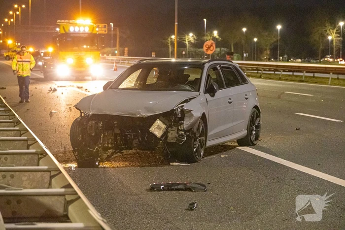 Drie personen op de vlucht na crash op snelweg