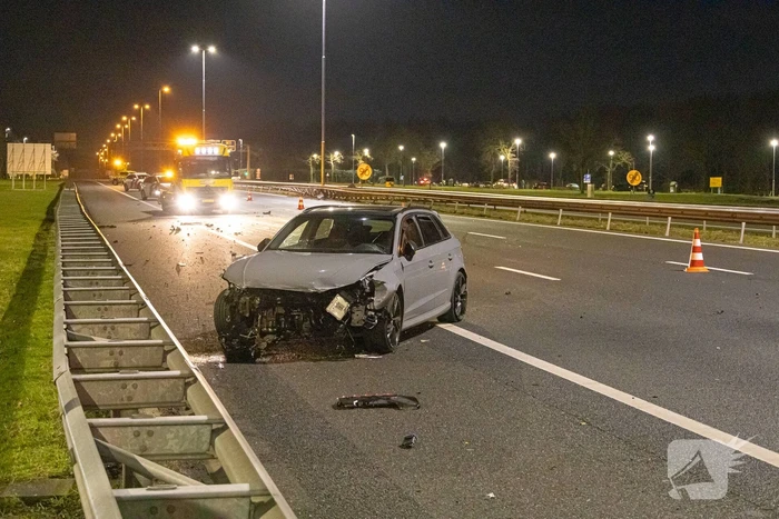 Drie personen op de vlucht na crash op snelweg