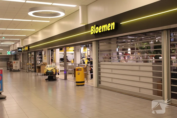 Gewonde man loopt Jumbo binnen