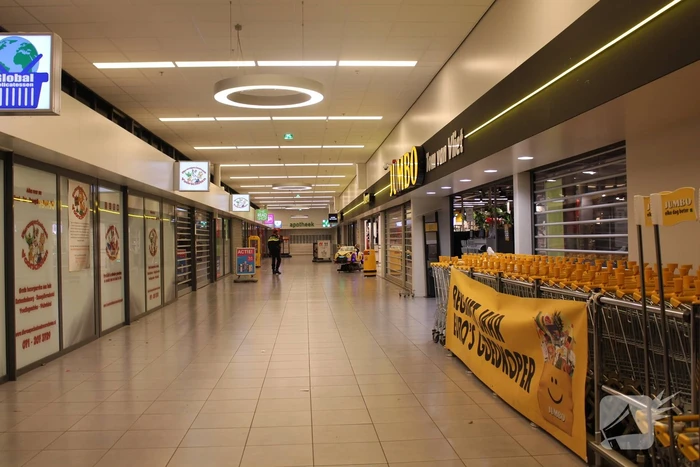 Gewonde man loopt Jumbo binnen