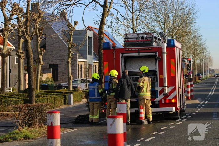 Schade door felle brand tegen schuur van woning