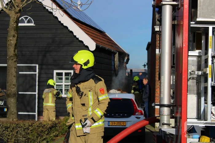 Schade door felle brand tegen schuur van woning