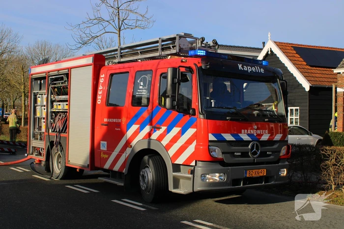 Schade door felle brand tegen schuur van woning