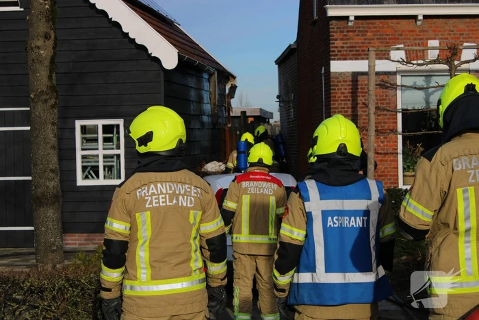 Schade door felle brand tegen schuur van woning