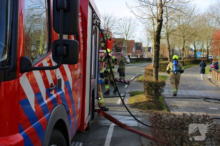 Schade door felle brand tegen schuur van woning