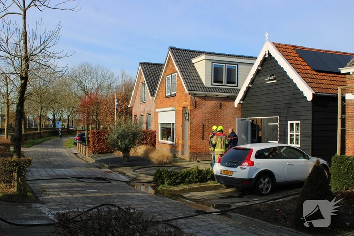 Schade door felle brand tegen schuur van woning