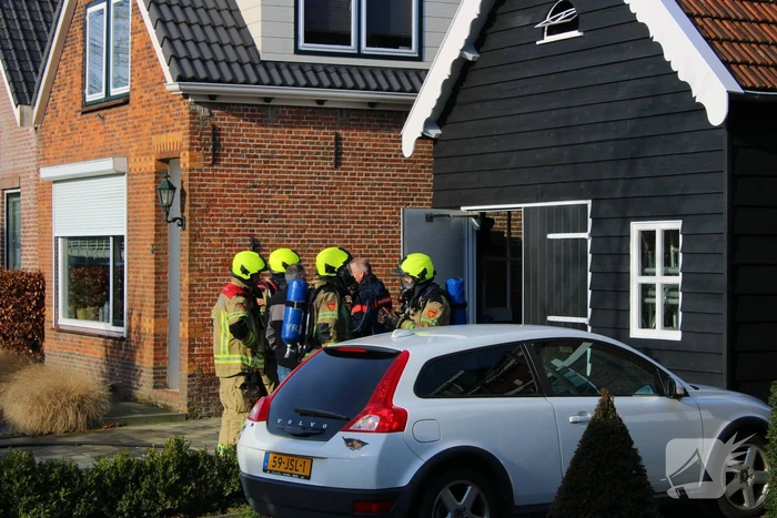 Schade door felle brand tegen schuur van woning