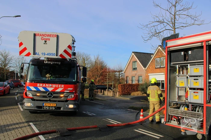 Schade door felle brand tegen schuur van woning