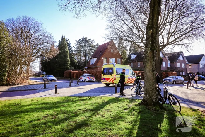 Twee fietsers botsen op kruispunt