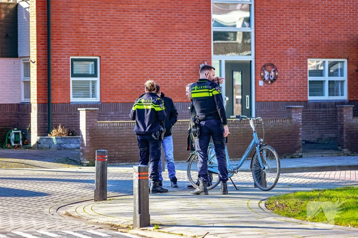 Twee fietsers botsen op kruispunt