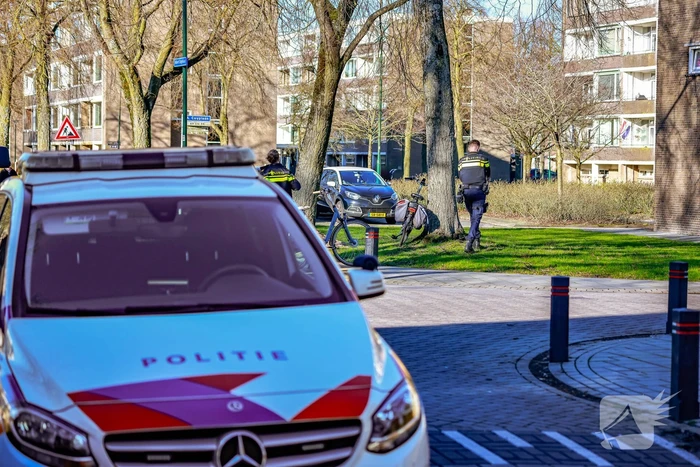 Twee fietsers botsen op kruispunt