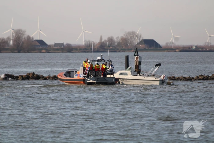 Plezierboot in problemen naar haven gebracht