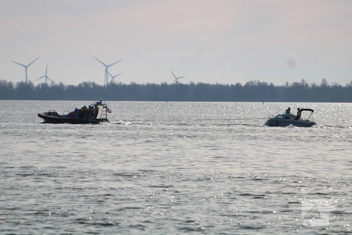 Plezierboot in problemen naar haven gebracht
