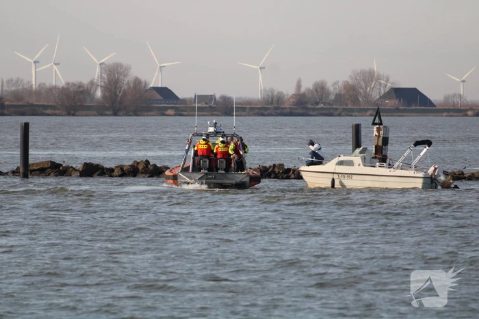 Plezierboot in problemen naar haven gebracht