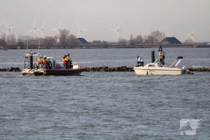 Plezierboot in problemen naar haven gebracht
