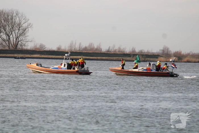 Plezierboot in problemen naar haven gebracht