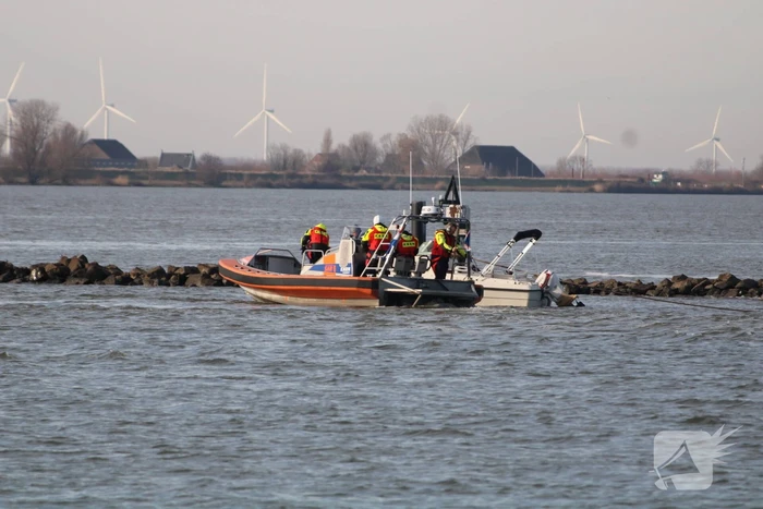Plezierboot in problemen naar haven gebracht
