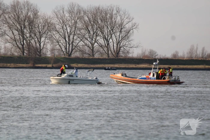 Plezierboot in problemen naar haven gebracht