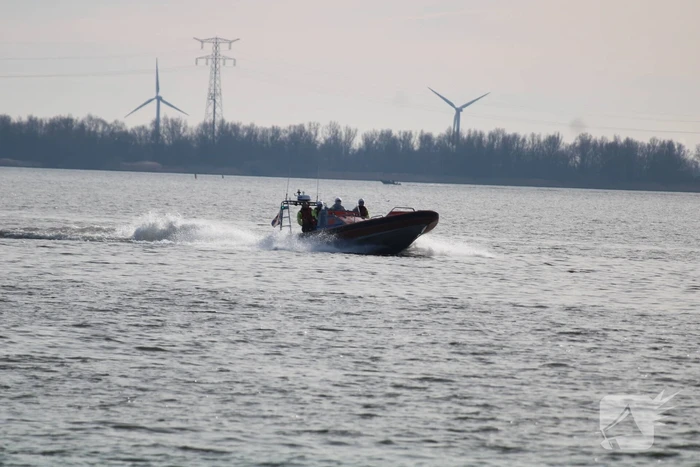 Plezierboot in problemen naar haven gebracht