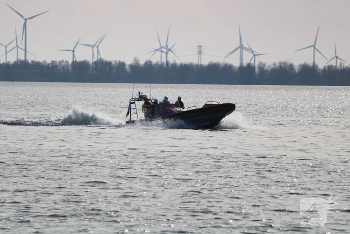 Plezierboot in problemen naar haven gebracht