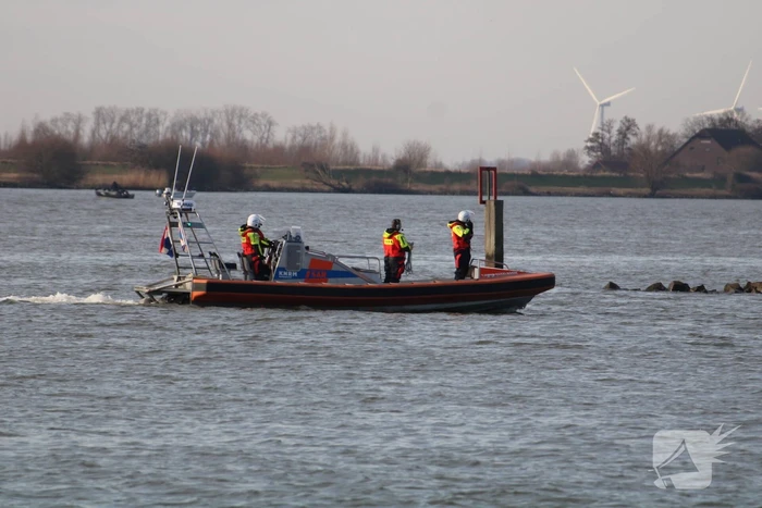 Plezierboot in problemen naar haven gebracht