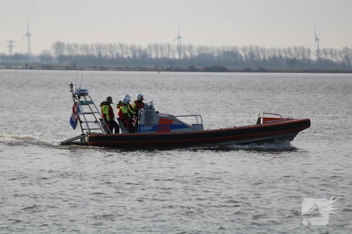 Plezierboot in problemen naar haven gebracht