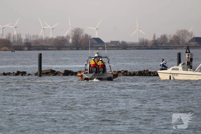 Plezierboot in problemen naar haven gebracht
