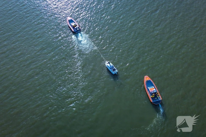 Plezierboot in problemen naar haven gebracht