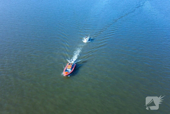Plezierboot in problemen naar haven gebracht