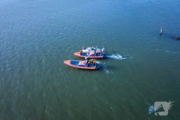 Plezierboot in problemen naar haven gebracht