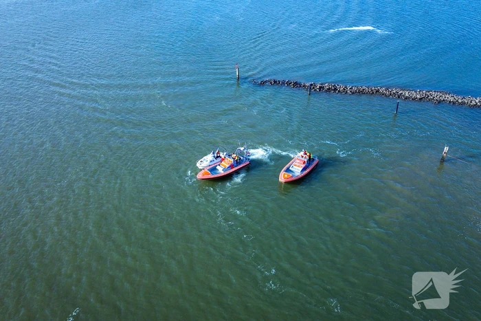 Plezierboot in problemen naar haven gebracht