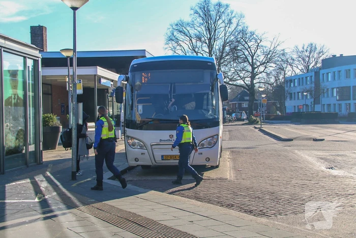Handhaver gewond bij aanhouding in bus