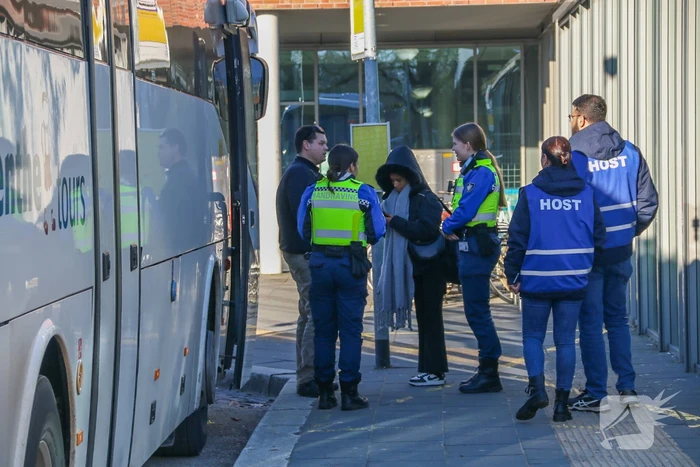 Handhaver gewond bij aanhouding in bus