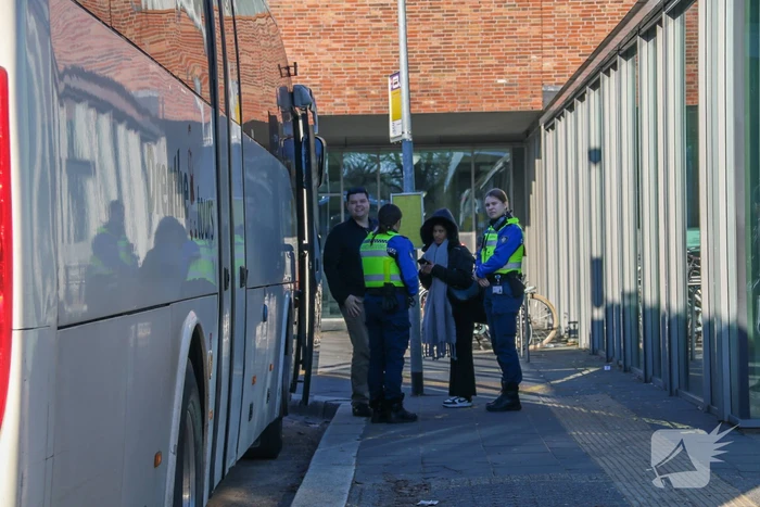 Handhaver gewond bij aanhouding in bus